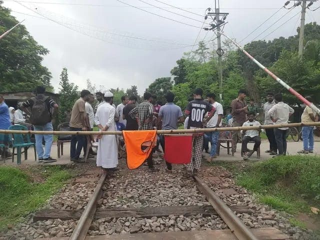 রাবি শিক্ষার্থীকে মারধর; রাজশাহীর সাথে সারাদেশের রেল যোগাযোগ বন্ধ- খবরের থাম্বনেইল ফটো