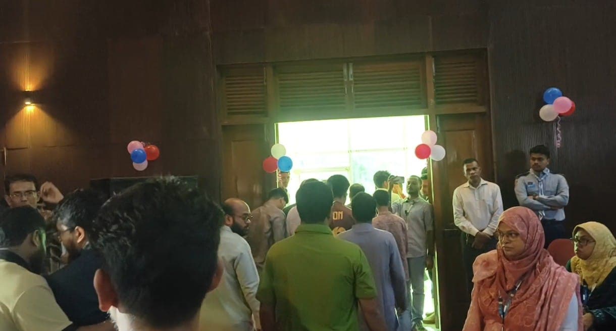 শেকৃবির নবীনবরণ অনুষ্ঠান বর্জন করলেন ছাত্রশিবির ও বৈষম্যবিরোধী ছাত্র আন্দোলনের নেতারা- খবরের থাম্বনেইল ফটো
