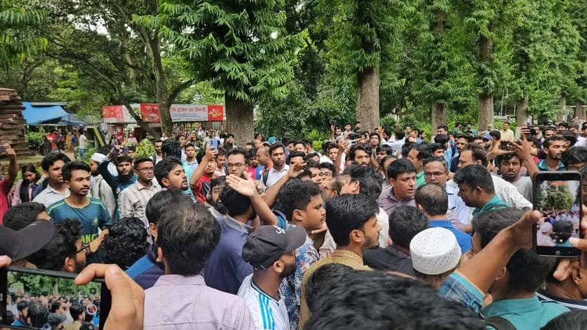 রাকসু ভবনে হামলা ; নিষিদ্ধ ছাত্রলীগের ২ জন গ্রেফতার- খবরের ইমেজ Image