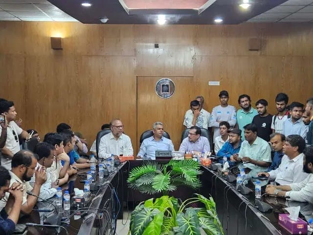 রাকসু ভবনে হামলা ; নিষিদ্ধ ছাত্রলীগের ২ জন গ্রেফতার- খবরের থাম্বনেইল ফটো
