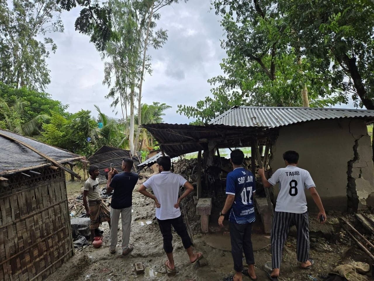 চট্টগ্রামের বন্যাদুর্গত ১২০ পরিবারের পাশে রুয়েটের শিক্ষক-শিক্ষার্থীরা- খবরের থাম্বনেইল ফটো