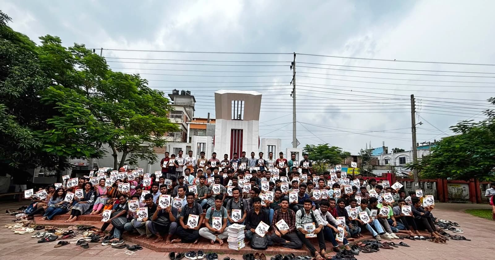 জুলাই গণঅভ্যুত্থান দিবস উপলক্ষে যবিপ্রবিতে ‘মম শির ২৪-এর অভ্যুত্থান’ ম্যাগাজিন বিতরণ- খবরের থাম্বনেইল ফটো