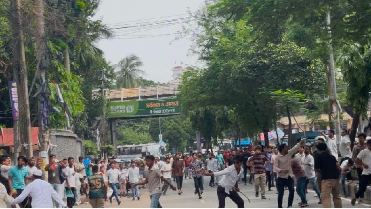 জবিতে সংঘর্ষ: আহত বেড়ে অন্তত ৭০- খবরের ইমেজ Image