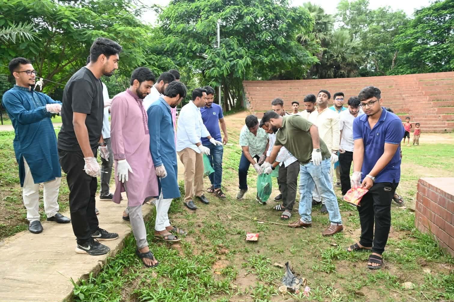 জুলাই গণঅভ্যুত্থান দিবসে কুবি ছাত্রদলের পরিচ্ছন্নতা ও বৃক্ষরোপণ কর্মসূচি- খবরের থাম্বনেইল ফটো