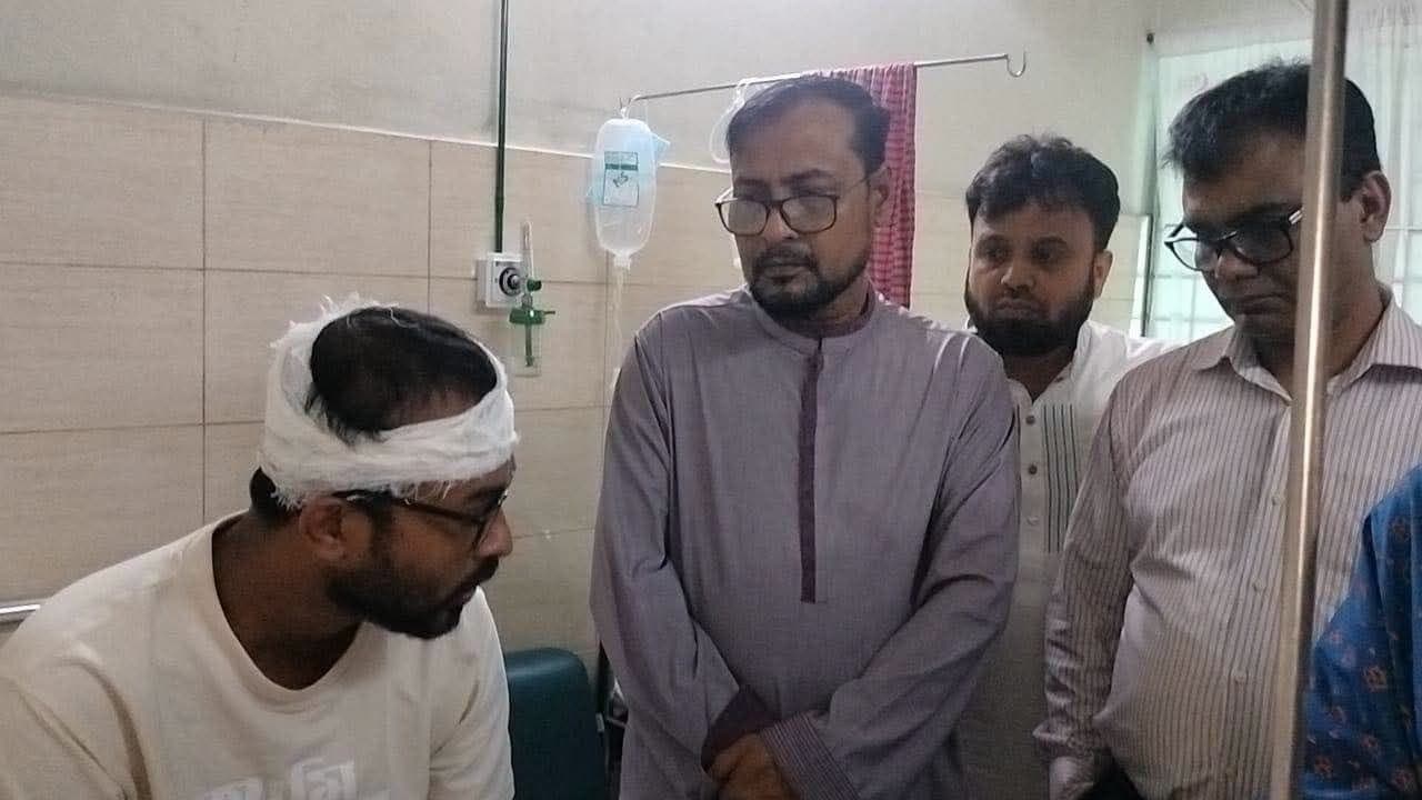 সংঘর্ষের তিন দিন পর আহত শিক্ষার্থীদের দেখতে হাসপাতালে জবি উপাচার্য- খবরের থাম্বনেইল ফটো