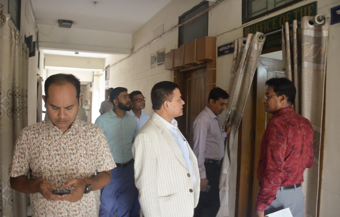 যথাসময়ে উপস্থিতি নিশ্চিতে বেরোবি উপাচার্যের দপ্তর পরিদর্শন- খবরের থাম্বনেইল ফটো
