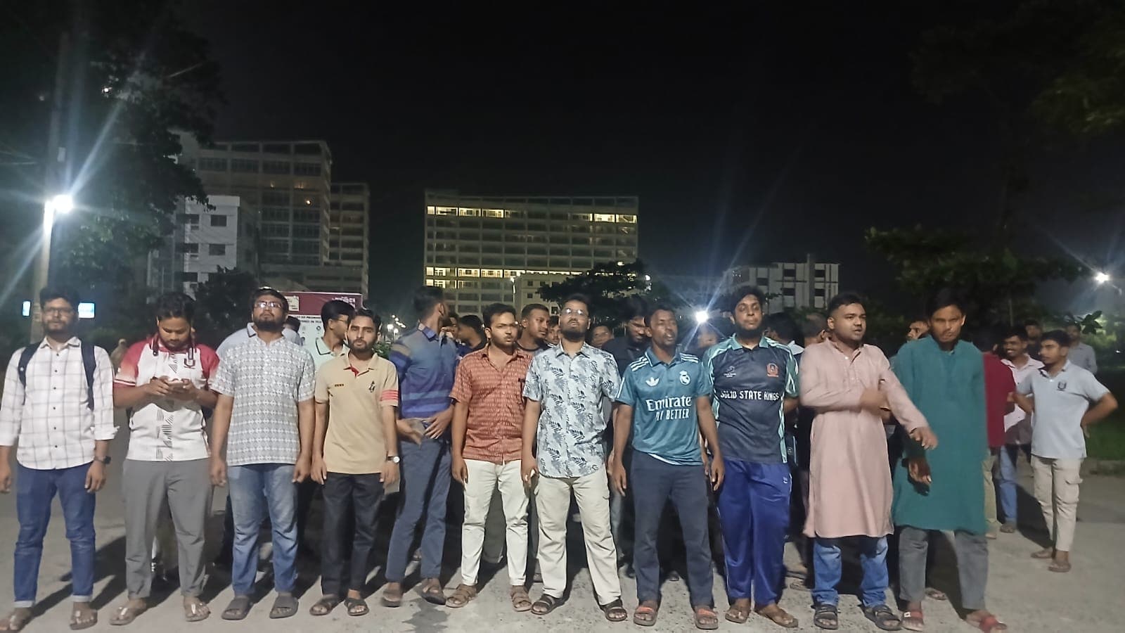 পাবিপ্রবিতে সরকারি চাকরির ভাইভা নম্বর বাড়ানোর সিদ্ধান্তের প্রতিবাদে বিক্ষোভ- খবরের থাম্বনেইল ফটো