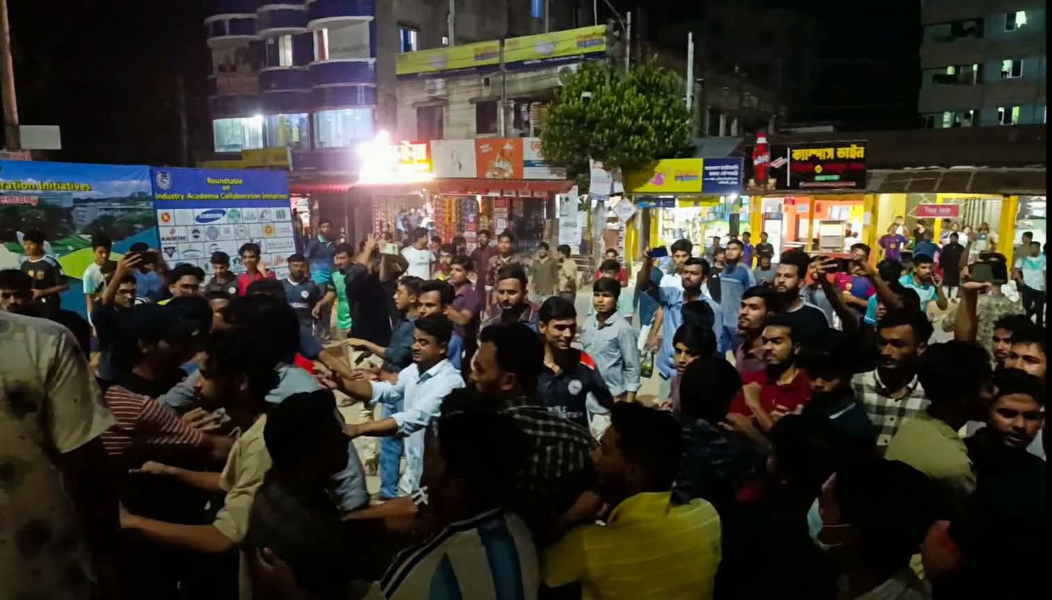 কুবিতে বাসের সিটে বসা নিয়ে জুনিয়রকে থাপ্পড়ের অভিযোগ, প্রক্টর অফিসে সমঝোতা- খবরের ইমেজ Image