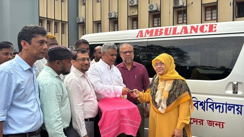 শিক্ষার্থীদের চিকিৎসাসেবায় ২টি আধুনিক অ্যাম্বুলেন্স দিল রাবি প্রশাসন- খবরের থাম্বনেইল ফটো