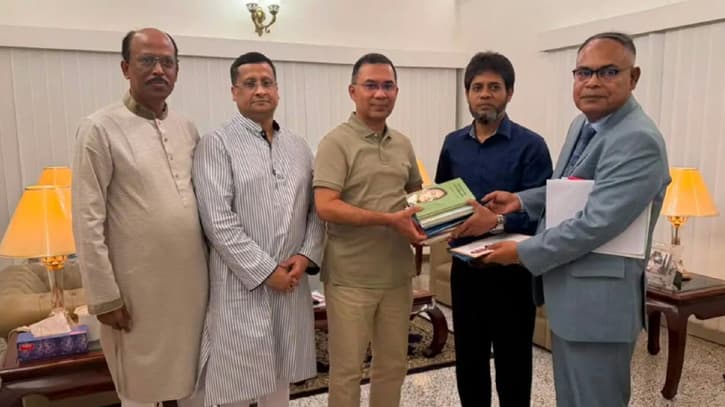প্রধানমন্ত্রীকে নিজ লেখা বই উপহার দিলেন পাবিপ্রবি উপাচার্য- খবরের ইমেজ Image