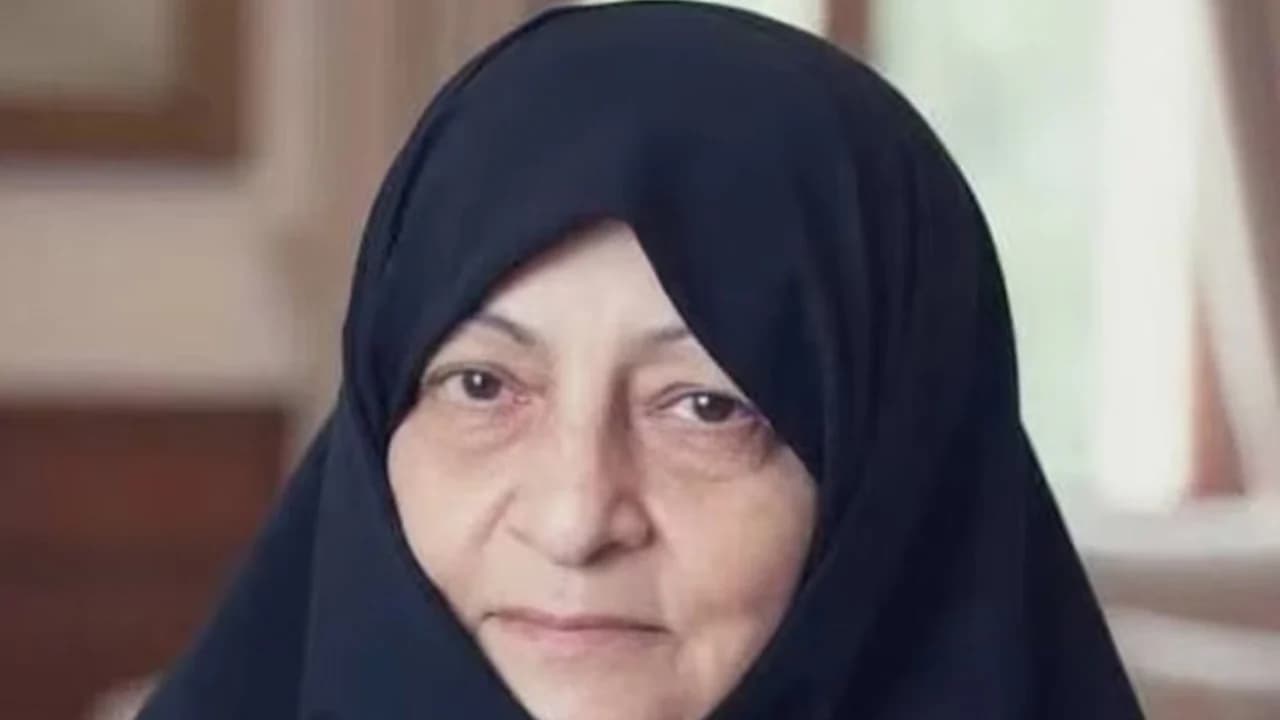 বেঁচে আছেন আয়াতুল্লাহ আলী খামেনির স্ত্রী- খবরের থাম্বনেইল ফটো