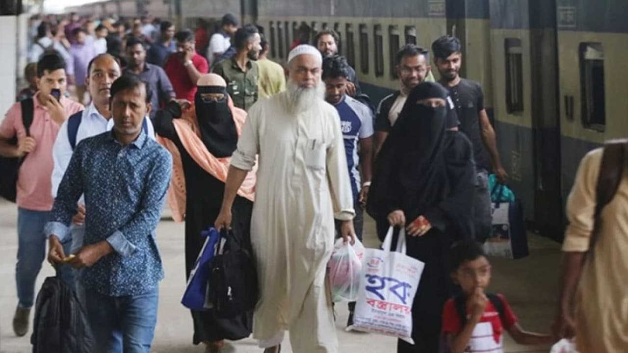 স্বজনদের মায়া ছেড়ে ব্যস্ত নগরীতে ফিরছেন কর্মজীবীরা- খবরের থাম্বনেইল ফটো