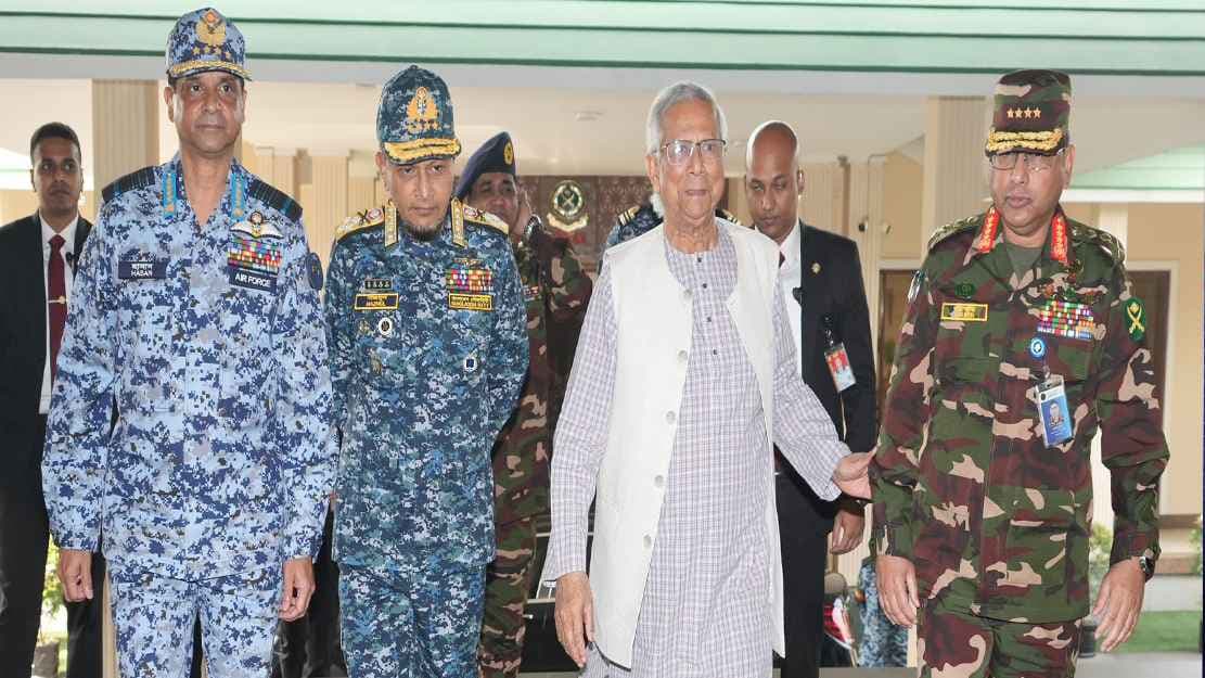 প্রধান উপদেষ্টার সঙ্গে সেনাবাহিনীর ঊর্ধ্বতন কর্মকর্তাদের মতবিনিময়