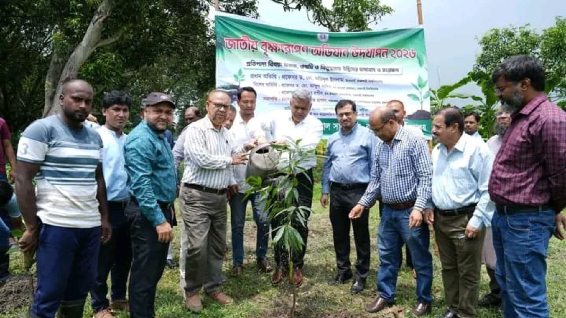 রাবিতে জাতীয় বৃক্ষরোপণ অভিযান উপলক্ষে কাসাভা ফসল উদ্বোধন - খবরের থাম্বনেইল ফটো