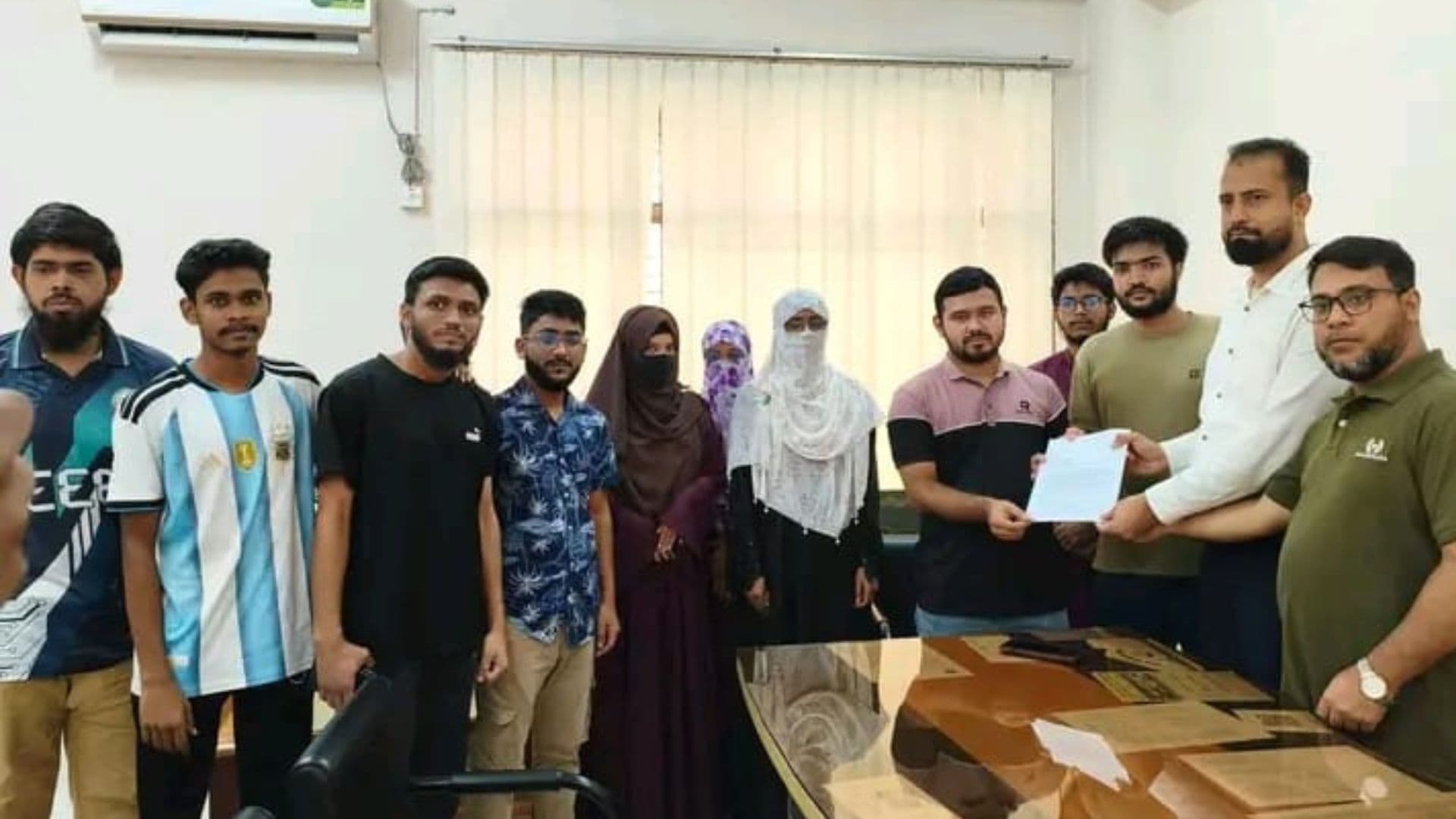নারী নিরাপত্তা ও বহিরাগত নিয়ন্ত্রণসহ ১০ দাবিতে যবিপ্রবিতে স্মারকলিপি- খবরের ইমেজ Image