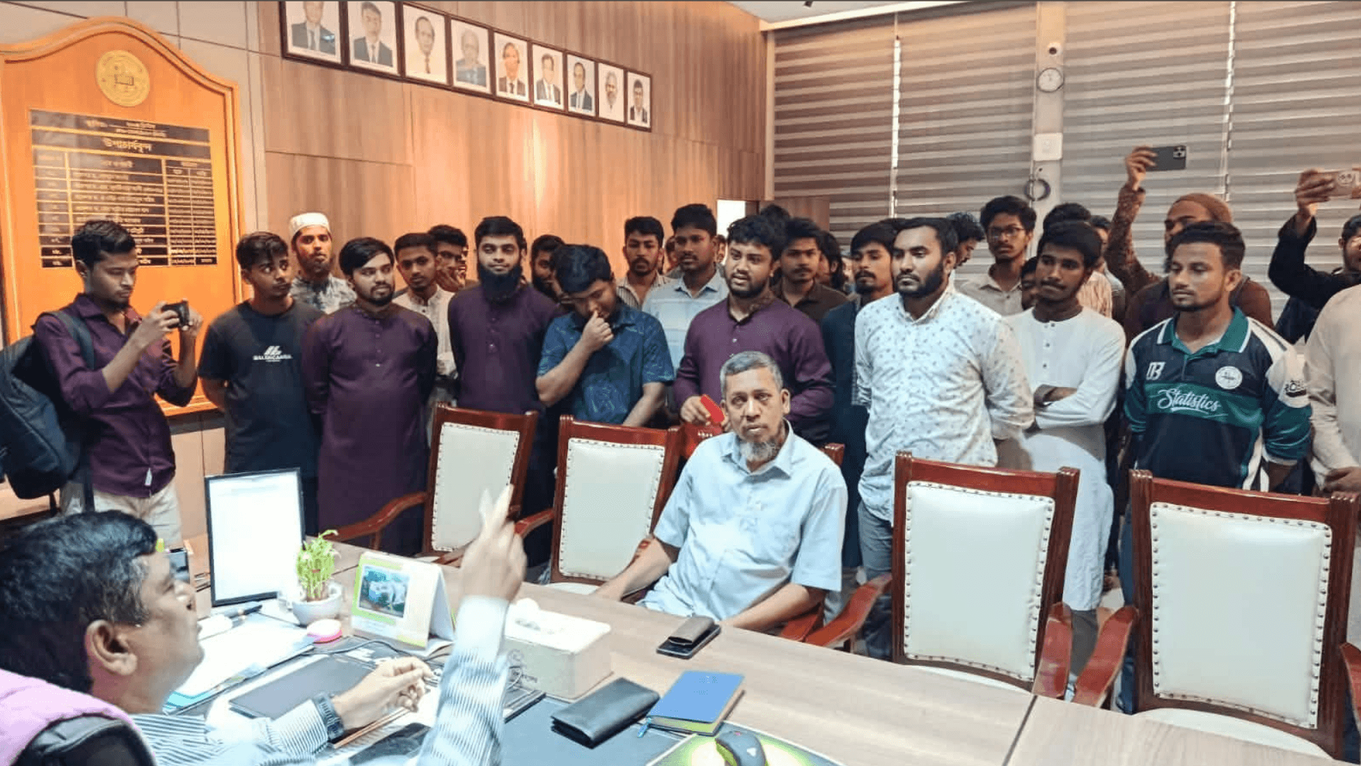 আবাসিক হলকে রাজনৈতিক প্রভাবমুক্ত রাখতে কুবি উপাচার্যের কাছে শিবিরের পাঁচ দফা দাবি- খবরের থাম্বনেইল ফটো