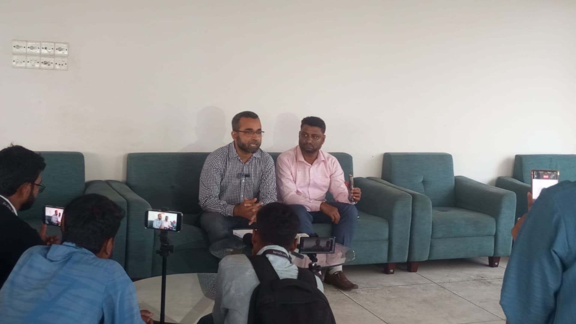 অছাত্ররা রাজনীতি নয়, অ্যালামনাই অ্যাসোসিয়েশন করুন: শিক্ষক সমিতির যুগ্ম সাধারণ সম্পাদক- খবরের থাম্বনেইল ফটো