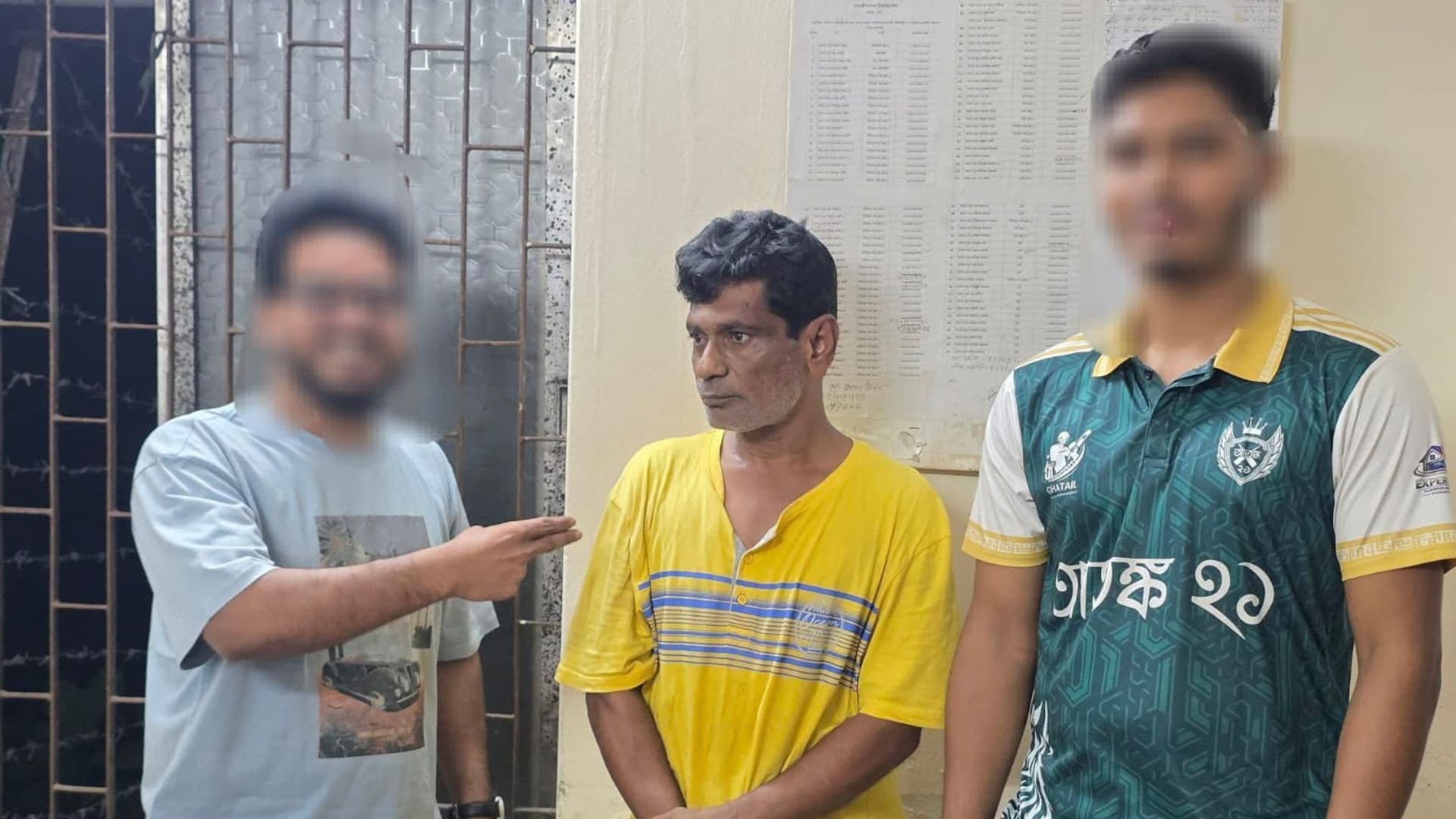 জাবিতে গাঁজাসহ বহিরাগত আটক, জড়িত কর্মচারীদের নাম প্রকাশ- খবরের থাম্বনেইল ফটো