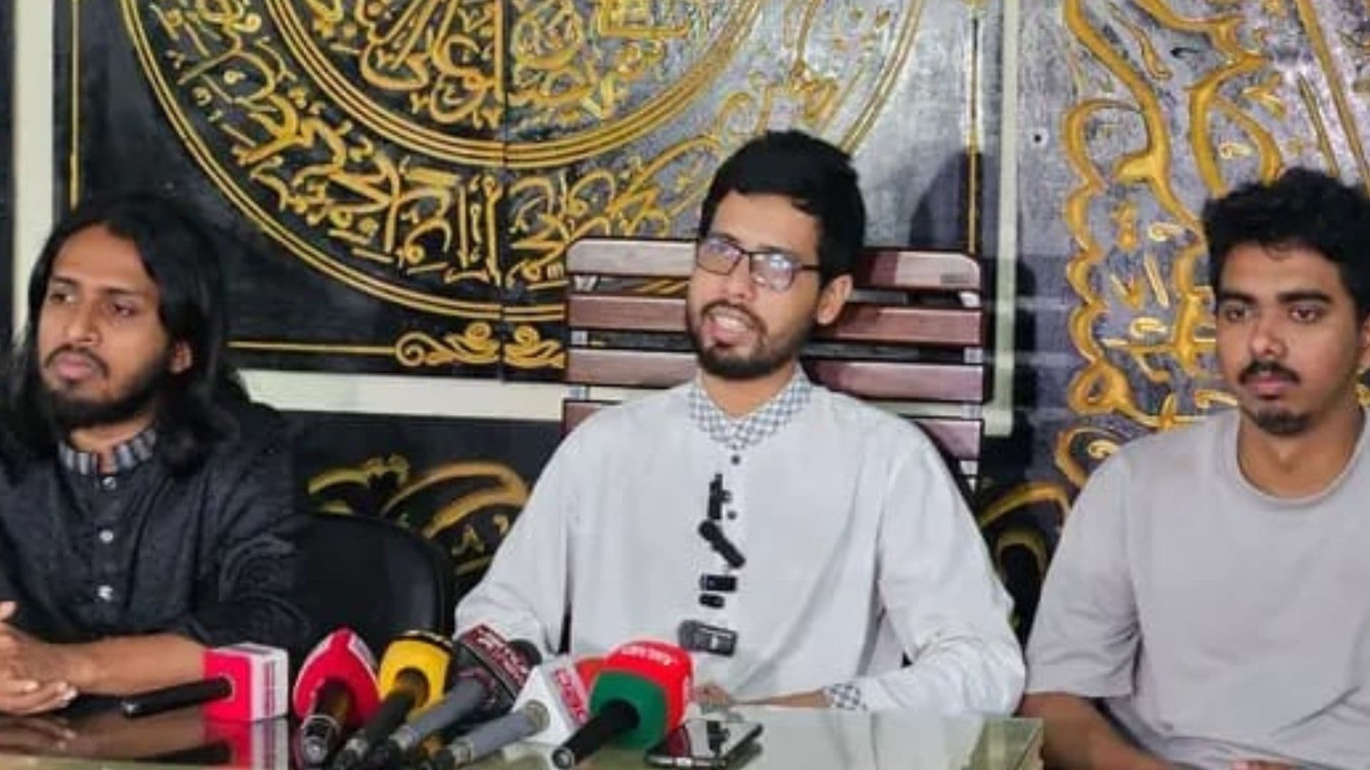 রাকসু ভবনে হামলায় প্রশাসনের নিস্ক্রিয়তার অভিযোগ তুলে রাকসুর সংবাদ সম্মেলন ; ৬ দফা দাবি - খবরের থাম্বনেইল ফটো