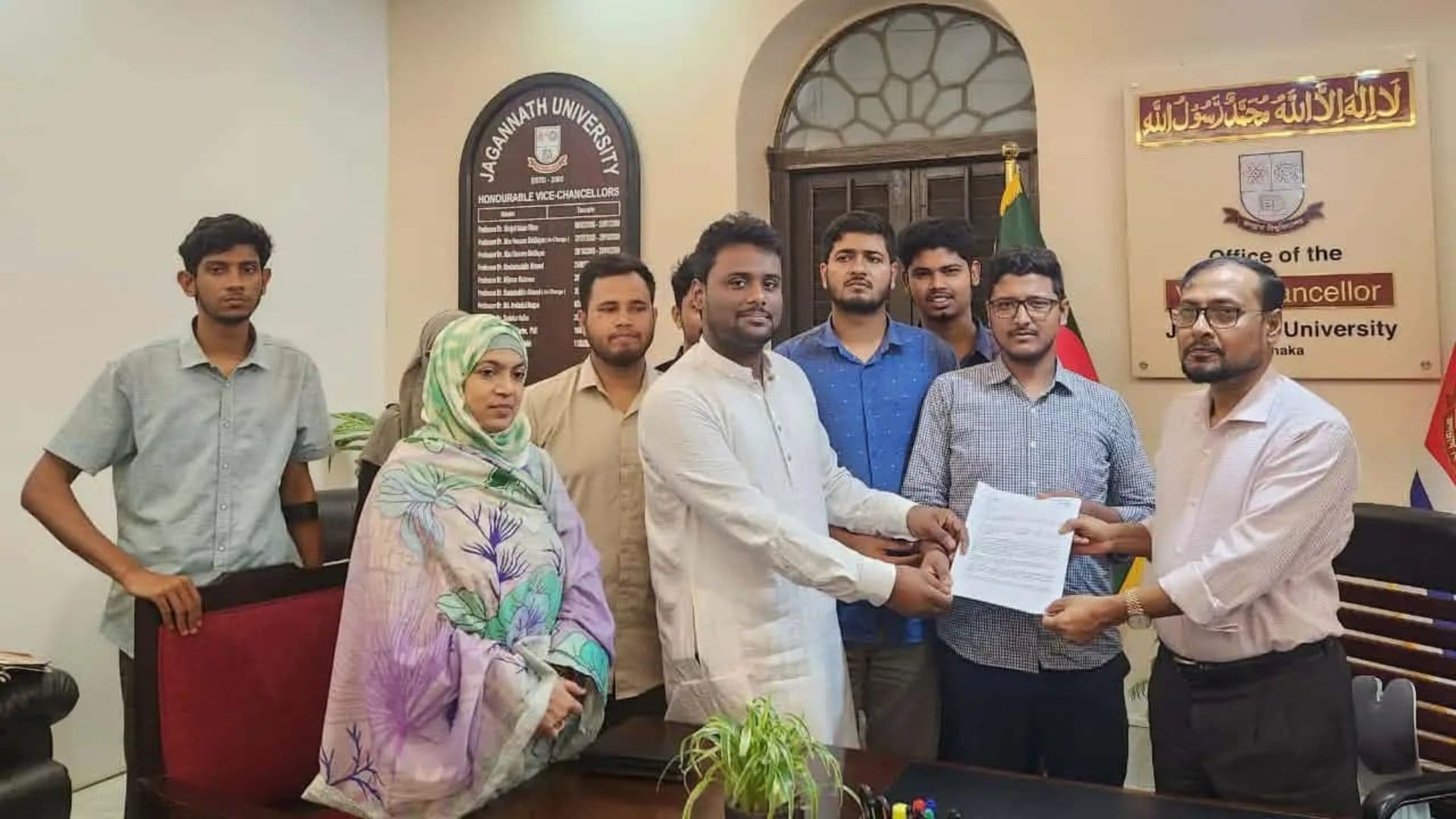 হামলার ঘটনায় জবি প্রক্টরের পদত্যাগসহ জকসুর ৯ দফা দাবি- খবরের থাম্বনেইল ফটো