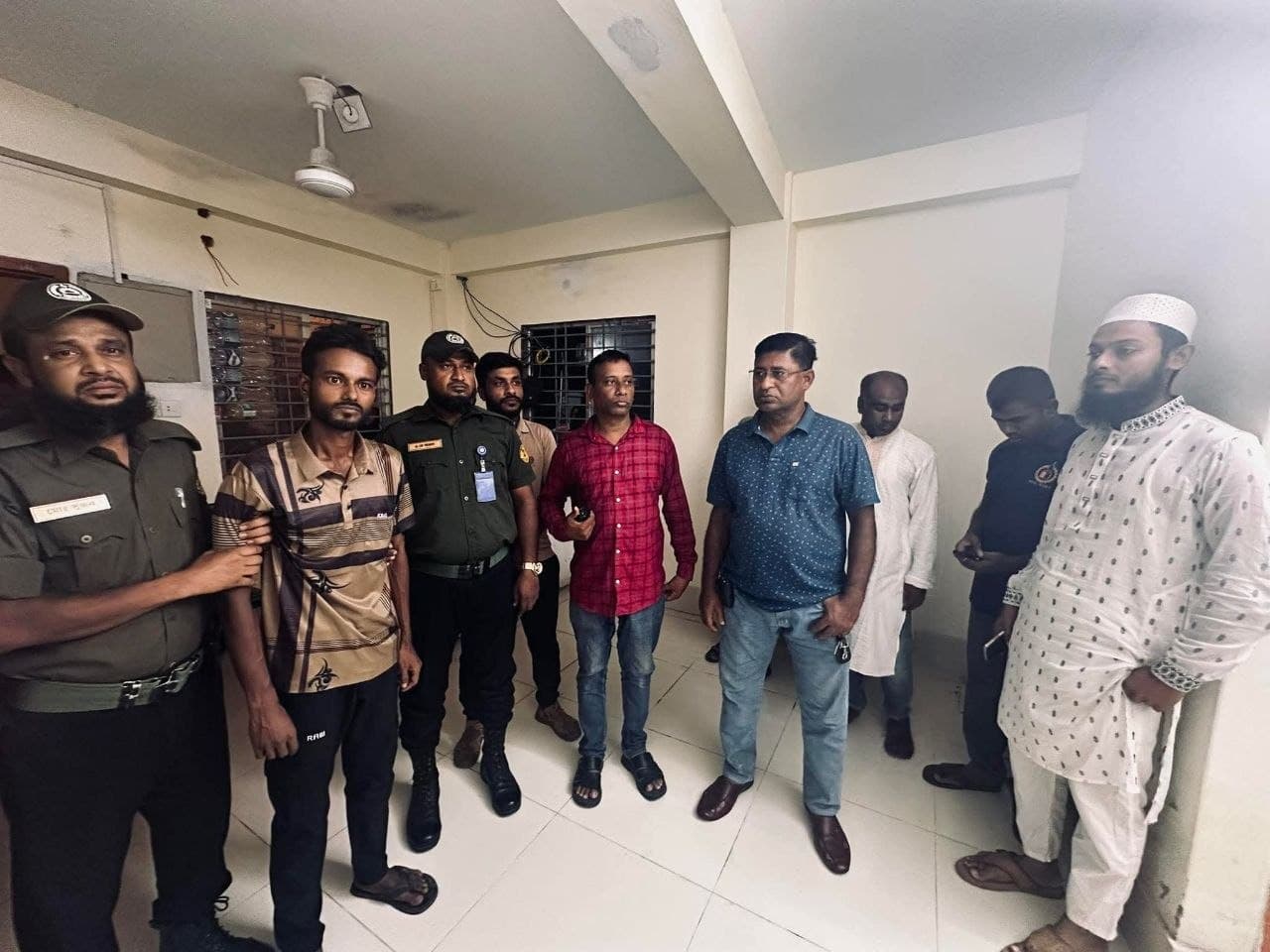 রুয়েটের ছাত্র হল-২ এ চোর সন্দেহে যুবক আটক- খবরের ইমেজ Image