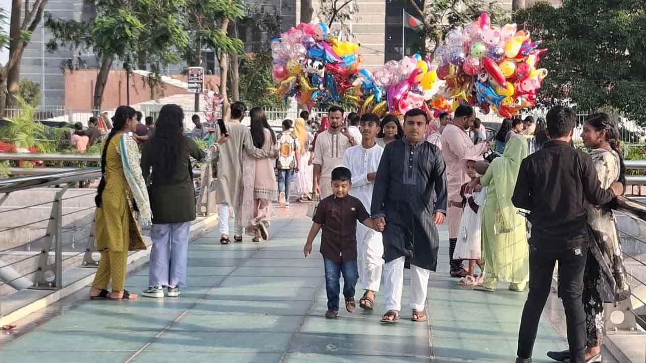 ফাঁকা ঢাকায় ঈদ উদযাপনের অন্যতম গন্তব্য জিয়া উদ্যান- খবরের থাম্বনেইল ফটো