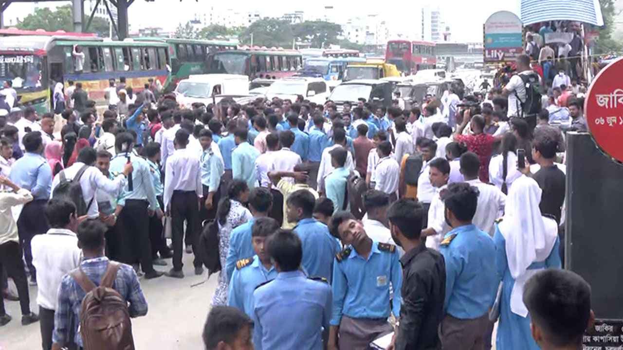 আজও শিক্ষামন্ত্রীর পদত্যাগ দাবিতে সড়কে শিক্ষার্থীরা- খবরের ইমেজ Image